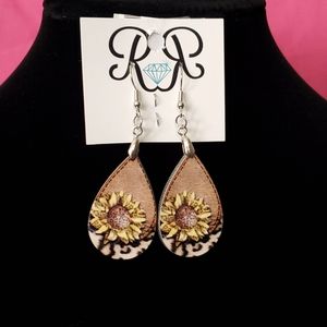 NWT Sunflower earrings. Printed in both sides.
